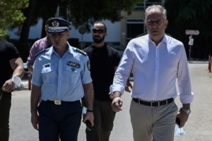 Τάκης Θεοδωρικάκος: Η στιγμή της ξαφνικής αδιαθεσίας του υπουργού ενώ μιλούσε στη Βουλή- Τον επισκέφθηκε ο Πολάκης στο ιατρείο - εικόνα 3