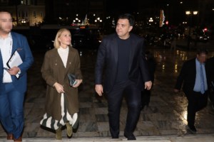 Μπαλατσινού - Κικίλιας: Θαλπωρή με χριστουγεννιάτικη ατμόσφαιρα για τη Lucky, τη σκυλίτσα της οικογένειας