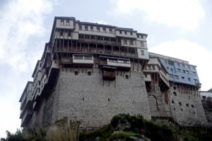 Σοκ στη Θεσσαλονίκη: Μαχαίρωσαν 35χρονο στο κεφάλι