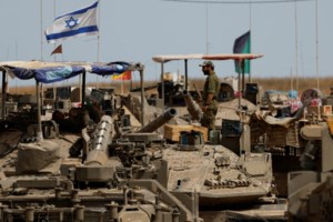 Πορεία υπέρ της Παλαιστίνης στην Αθήνα για τα 77 χρόνια από την "Νάκμπα" - Καπνογόνα έξω από την πρεσβεία του Ισραήλ - εικόνα 2