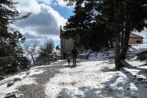 Χιονόπτωση στην Πάρνηθα- Διακοπή κυκλοφορίας από το ύψος του Καζίνο [εικόνες]
