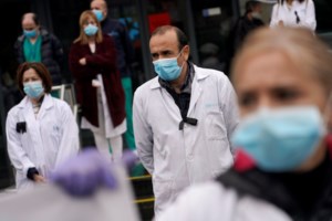 Ιταλία: Ανησυχία από την αύξηση θανάτων και κρουσμάτων λίγο πριν ανοίξουν πολλά καταστήματα