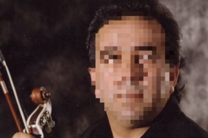 Ηράκλειο: Καμουφλαρισμένος στον ανακριτή ο μαστροπός λυράρης – Πανό και οργισμένα συνθήματα έξω από τα δικαστήρια - εικόνα 3