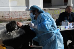 Κρήτη: "Κρυφτούλι" με την αστυνομία έπαιξαν παρέες που συνωστίζονταν σε πλατεία [βίντεο]