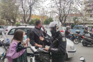 Παρέμβαση του "φεμινιστικού τομέα Ρουβίκωνα" στο σπίτι του Γιώργου Μπαμπινιώτη [Βίντεο]