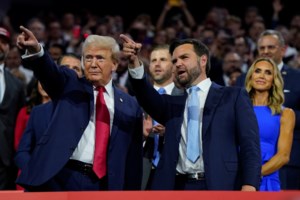 Η στιγμή που ο Τραμπ φιλάει τη στολή του νεκρού πυροσβέστη [εικόνες - βίντεο] - εικόνα 5