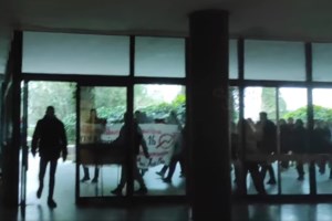 Καθηγητής ΑΠΘ: Ποιοι ήταν οι κουκουλοφόροι που αποχώρησαν μαζί με την αστυνομία από τη Νομική; [βίντεο]