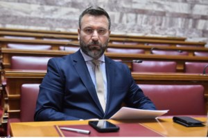 "Ουδέποτε χτύπησα τον Γραμμένο στο πρόσωπο, έβρισε εμένα και τη μάνα μου": Η απολογία του Φλώρου για την επίθεση στη Βουλή