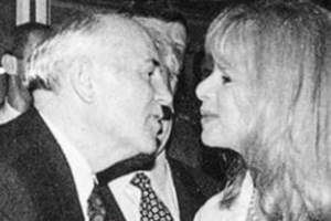 Ρετρό κλικ: O Nίκος Ρίζος με την σύζυγό του και τον γιο τους σε μία σπάνια φωτογραφία