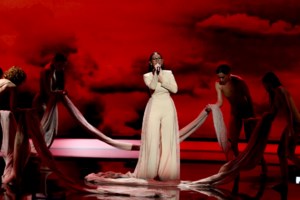Eurovision: Η Κλαυδία που ήθελε να γίνει Παπαρίζου ζει το όνειρο-  Ο Πόντος, ο σύντροφός της Ότζι και τα τυχερά σκουλαρίκια - εικόνα 2