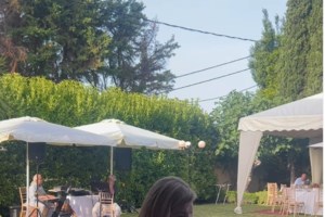 Μαρί Κωνσταντάτου: Η βραδινή εμφάνιση με καπαρντίνα σε απίθανη απόχρωση και υπερβολικά χειμερινό styling - εικόνα 4