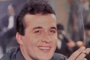 Σπάνια φωτό: Η Αλίκη Βουγιουκλάκη με νυφικό και μαύρα μαλλιά περπατά στην πασαρέλα, στα '80s