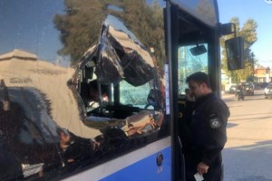 Πρωτοφανές: Η στιγμή που άνδρας σε αμόκ σπάει τα τζάμια λεωφορείου στην Αρτέμιδα φωνάζοντας "θα σας σκοτώσω"