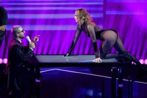 Τζένιφερ Λόπεζ: Ποζάρει ολόγυμνη και αγαλματένια για το νέο της single