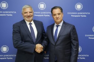 Ο Αδωνις Γεωργιάδης κατέβηκε πάλι στο πεζοδρόμιο του υπουργείου Υγείας - Η φωτογραφία με απολυμένες νοσηλεύτριες