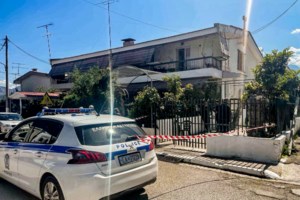 Διπλό φονικό στο Αίγιο: "Βγήκε στο μπαλκόνι με τα αίματα και μου έστελνε ειρωνικά φιλάκια" - Συγκλονίζει η κόρη του 64χρονου - εικόνα 2