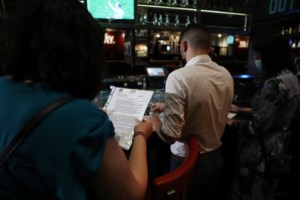 Προειδοποιεί ο Εξαδάκτυλος: Θα ήταν καλή απόφαση η επαναφορά της μάσκας παντού