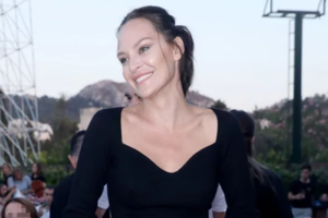 Μύκονος: Ντους σαμπάνιας, πυροτεχνήματα και χανούμισσες - Η συναυλία Ρέμου στο Nammos [εικόνες, βίντεο] - εικόνα 2