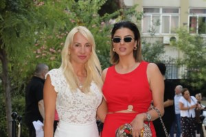 Summer girl η Δήμητρα Ματσούκα: Στη Σάμο με τον Πέτρο Κόκκαλη - Ποζάρει με τα φυσικά της μαλλιά και το πιο summer dress - εικόνα 4