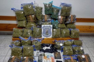 Ηγουμενίτσα: Η στιγμή που σκύλος του Λιμενικού εντοπίζει 11,5 κιλά κοκαΐνη κρυμμένα σε νταλίκα