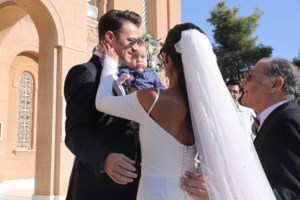 Απόστολος Λύτρας: Στη Μύκονο με την κούκλα σύζυγό του και την κατάξανθη κόρη του ο δικηγόρος [εικόνες]