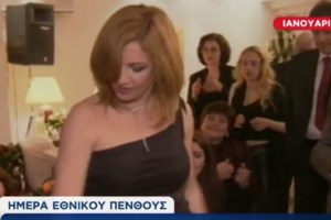 Φώφη Γεννηματά: Η στιγμή που φτάνει στο παρεκκλήσι της Μητρόπολης η σορός της - Με τρεις σημαίες το φέρετρο [βίντεο]