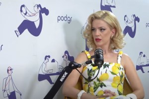 Τραϊάνα Ανανία: Αναστάτωσε με τον χορό της σε συναυλία του Σάκη Ρουβά - Την ανέβασε στη σκηνή [βίντεο]