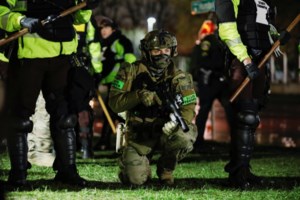 ΗΠΑ: Η Μινεάπολη "φλέγεται" - Η σοκαριστική στιγμή του πυροβολισμού του 20χρονου Αφροαμερικανού [Βίντεο]