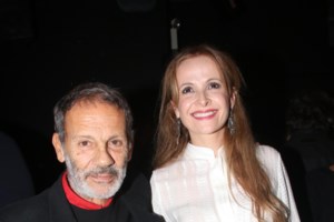 Σία Κοσιώνη: "Ευτυχώς βλέπω τουλάχιστον" - Η στιλάτη εμφάνιση με ανδρικό καπέλο - εικόνα 2