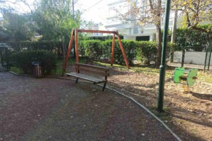 Χαλάνδρι: "Με λένε Βασιλική" - Γυναίκα με μάσκα και κουκούλα παράτησε το 2 μηνών κοριτσάκι στην παιδική χαρά [Βίντεο] - εικόνα 2