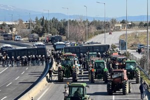 Κόμβος Νίκαιας στη Λάρισα: Στήνεται αγροτικό "μπλόκο" πριν την Εθνική Οδό - 300 τρακτέρ απέναντι στα ΜΑΤ [Βίντεο]