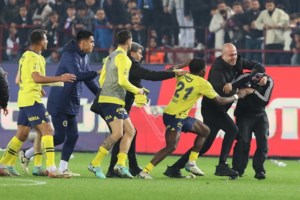 Σοκ στην Τουρκία από το ξύλο μεταξύ παικτών της Φενέρ και οπαδών της Τραμπζονσπόρ - "Σε ποιον αιώνα ζούμε;" [Εικόνες - Βίντεο]