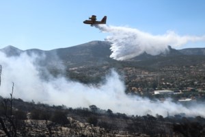 Φωτιά σε φορτηγό πλοίο στη Δραπετσώνα