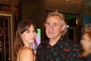 Άκης Σακελλαρίου: Σπάνια δημόσια εμφάνιση με την κούκλα κόρη του, Σμαράγδα - εικόνα 2