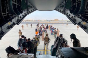 Αφγανιστάν: Εικόνες σοκ έξω από το αεροδρόμιο της Καμπούλ- Γονείς "πετούν" τα παιδιά τους σε στρατιώτες για να τα σώσουν