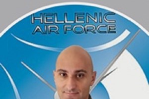 Σαντορίνη: Ύψωσαν τη μεγαλύτερη ελληνική σημαία με γερανό - 1.500 τ.μ με τη γαλανόλευκη [βίντεο]