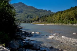 Άρτα: "Το λιγότερο που έμειναν στο νερό ήταν 45 λεπτά" – Τι λέει ο άνδρας που έβγαλε τα δύο παιδιά μέσα από τον Άραχθο