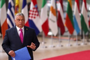 Ο Όρμπαν φόρεσε κασκόλ με χάρτη της Ουγγαρίας που έχει τμήμα της... Ουκρανίας - Οργή στο Κίεβο