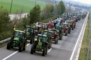 Θεσσαλονίκη: Ενώνουν τις δυνάμεις τους στη Θέρμη οι αγρότες - Δεκάδες τρακτέρ στον κόμβο [Eικόνες]