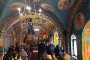 Συγκίνηση στο μνημόσυνο για τα θύματα στα Τέμπη - Εριξαν λουλούδια στις σιδηροδρομικές γραμμές [Εικόνες - Βίντεο]