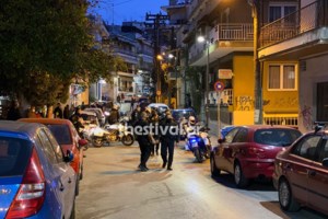 Θεσσαλονίκη: Η στιγμή της επίθεσης των νεαρών στους αστυνομικούς - Τους χτυπούν στο πρόσωπο και τους ρίχνουν στο έδαφος [Βίντεο] - εικόνα 2