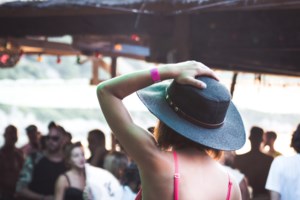 Κορονοϊός: Αμετανόητοι σε beach bar της Ρόδου - Το έκλεισαν για τρίτη φορά οι αρχές - εικόνα 2