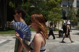 Χαλκιδική: Μάζεψαν δύο τόνους πετσέτες, ομπρέλες και ξαπλώστρες από παραλίες - Τις αφήνουν για να έχουν μόνιμη θέση - εικόνα 2