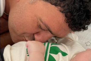 Άκης Πετρετζίκης: Λίγο πριν γίνει πατέρας, εύχεται σε όλους τους μπαμπάδες με ένα ανατρεπτικό βίντεο