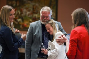 ΗΠΑ: Πρόστιμο σε μια γιατρό επειδή αποκάλυψε ότι έκανε άμβλωση σε 10χρονο κορίτσι που είχε πέσει θύμα βιασμού - εικόνα 2