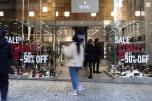 Χειμερινές εκπτώσεις: Μειώσεις των τιμών έως και 50% - Μεγαλύτερος ο έλεγχος για αισχροκέρδεια