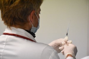 Η ΠΟΕΔΗΝ διαφωνεί και με τους εμβολιασμούς στα νοσοκομεία- Υπάρχει κίνδυνος διασποράς, λέει