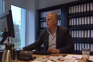 Σάλος στο twitter με καμεραμάν του ΣΚΑΪ που κυνηγά πολίτη στο λιμάνι του Πειραιά [Βίντεο]