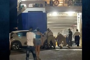 Επεσε ξύλο σε πλοίο της γραμμής Χανιά - Πειραιάς: Σπρωξίματα και σκισμένες μπλούζες [βίντεο]