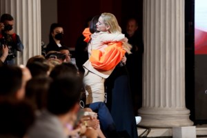 Άννα Βίσση: Θεά στο Ζάππειο με ψηλόμεσο τζιν και monogram τοπ του οίκου Balmain - εικόνα 7